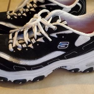 Women's size 7 wide Sketcher's D'Lites